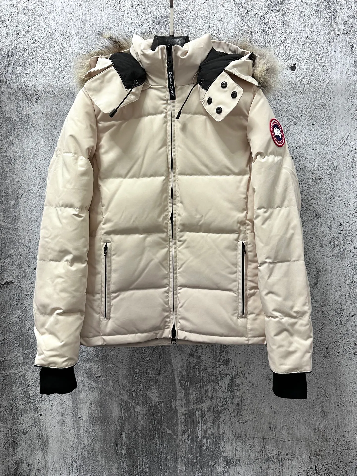 P840 【Canada gooseChelsea】Women's parka down coat, warm and comfortable. The adjustable hood features a high collar and concealed snap closure for extended coverage. And for greater protection against the elements, the detachable wolf fur collar. It features a sturdy YKK® two-way lockable zipper at the center front and a retractable waistband at the inner waist. Designed with internal straps for carrying over the shoulder. Fleece-lined exterior handwarmer pockets. Sturdy ribbed knit cuffs for cold protection and warmth. Sizes: XS-XL